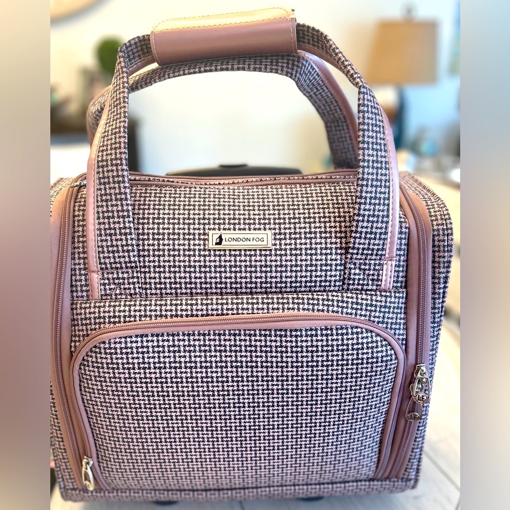 LONDON FOG 15” Travel Bag NWOT 💜